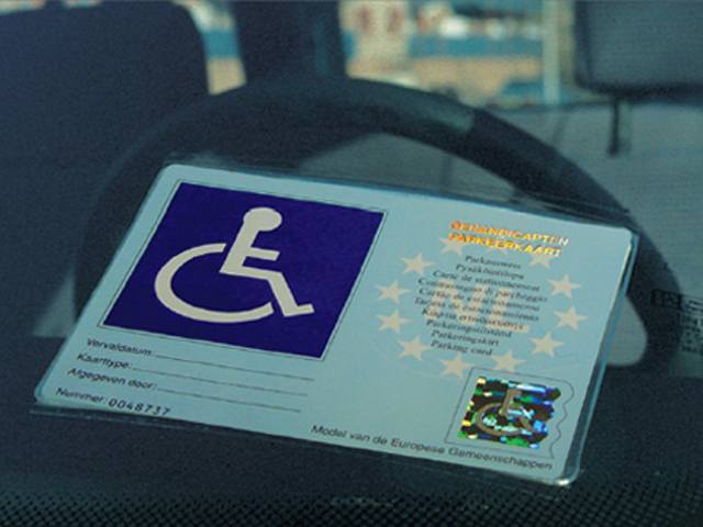 Parkeren en stilstaan oefenvraag 5 - CBR auto theorie-examen